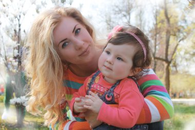 Anne ve bebek'ın bahçesinde