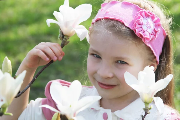 Dívka s květy kvetoucí magnólie — Stock fotografie