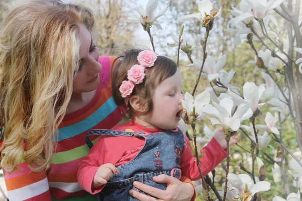 Mamman och flickan med magnolia — Stockfoto