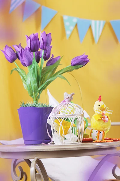 Tulipanes violetas en la mesa —  Fotos de Stock