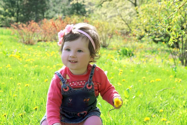 Roztomilá holčička na trávníku — Stock fotografie