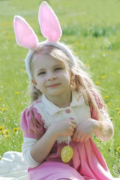 Menina feliz com orelhas de coelho — Fotografia de Stock
