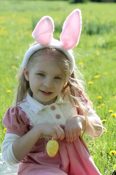 Szczęśliwa dziewczyna z bunny uszy — Zdjęcie stockowe