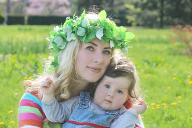 Kucaklama kız bebek anne