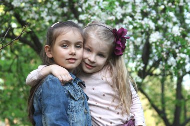 Bahar parkta sarılma kızlar