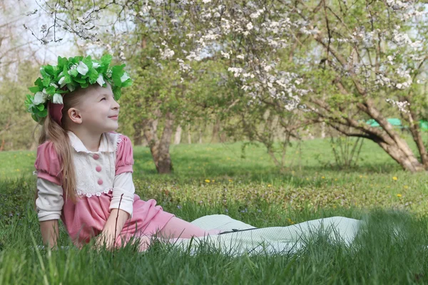 Girl under spring trees — Stock Photo, Image