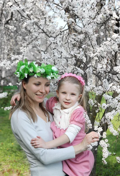 Mutter umarmt kleines Mädchen — Stockfoto