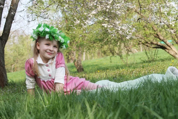 Menina sob árvores de primavera — Fotografia de Stock