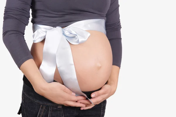 Kobieta w ciąży z niebieską wstążką — Zdjęcie stockowe
