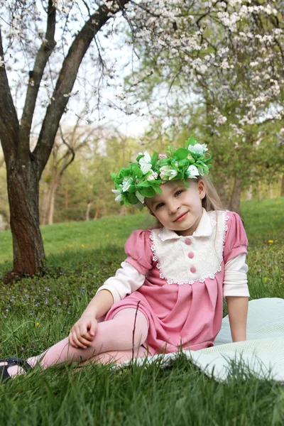 Fille sous les arbres de printemps — Photo