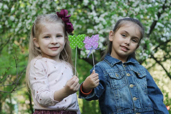 Meninas brincando no parque de primavera — Fotografia de Stock