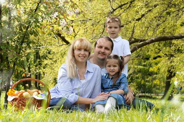 Família feliz com crianças em piquenique — Fotografia de Stock