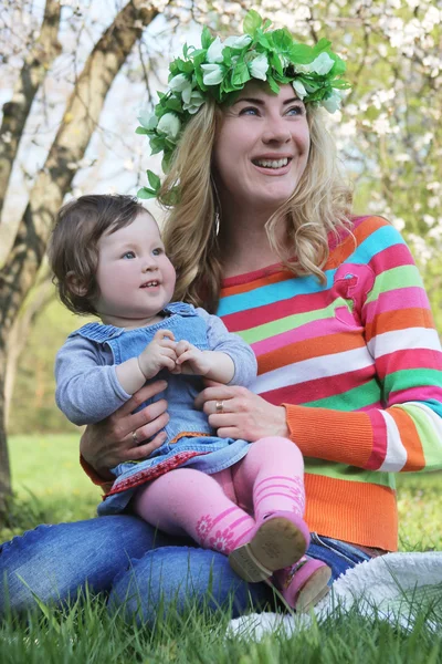 Madre abbraccio bambina — Foto Stock