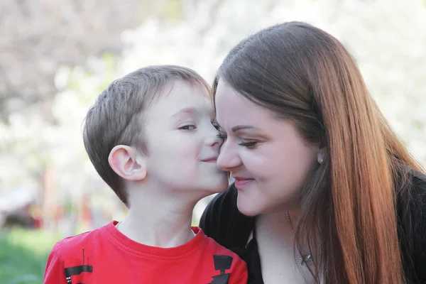 Little brother kissing sister — Stock Photo, Image