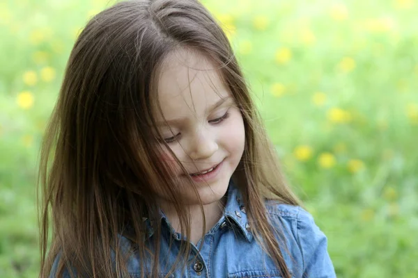 Girl  among dandelion field — Stock Photo, Image