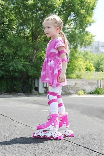Dziewczyna w rollerskating ochrony — Zdjęcie stockowe