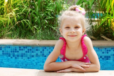 havuzda gülümseyen kız