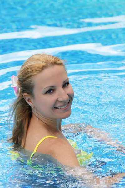 Femme souriante dans la piscine — Photo