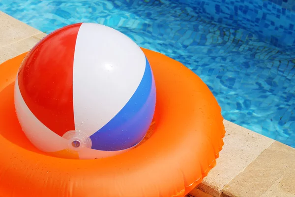 Bola y círculo de natación cerca de la piscina —  Fotos de Stock