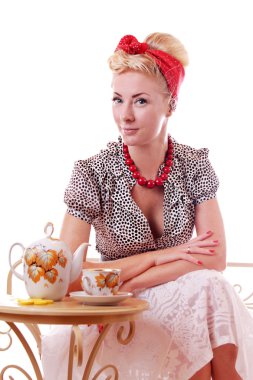 Çay masada oturan pinup kadın