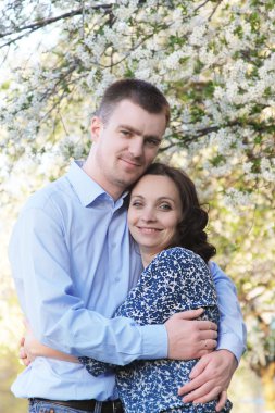 Mutlu çift kucaklaşması