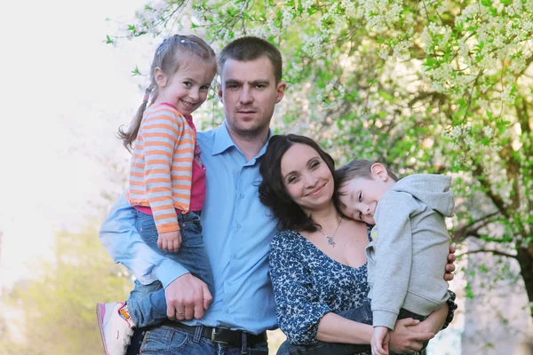 Lycklig familj med två barn under våren — Stockfoto