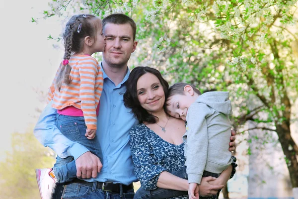 Lycklig familj med två barn — Stockfoto