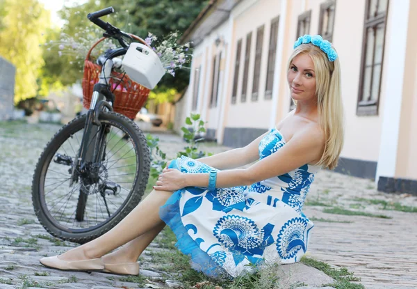 Romantisches Mädchen mit Fahrrad — Stockfoto