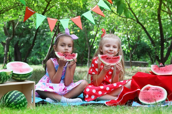 Meninas felizes comendo melancia — Fotografia de Stock