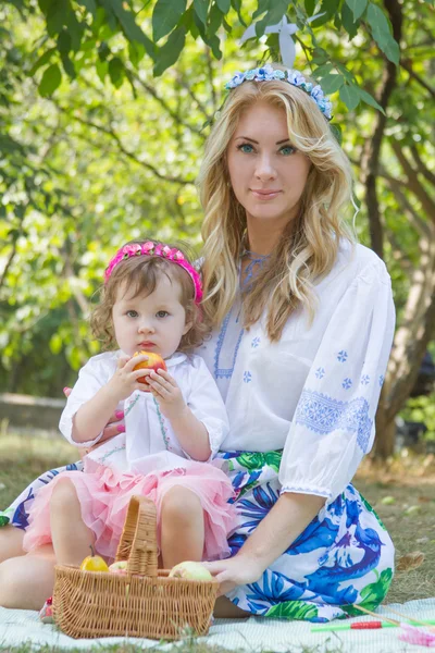 Madre y niña en traje nacional —  Fotos de Stock