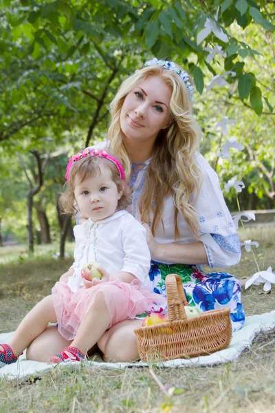 Anne ve kız Moldova ulusal kostüm — Stok fotoğraf