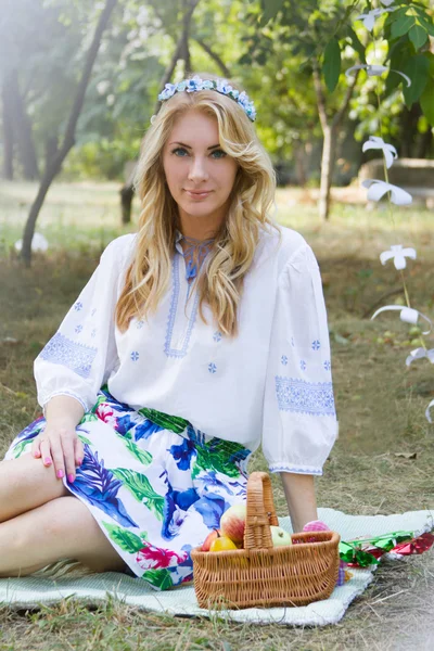 Mujer en traje tradicional y corona — Foto de Stock