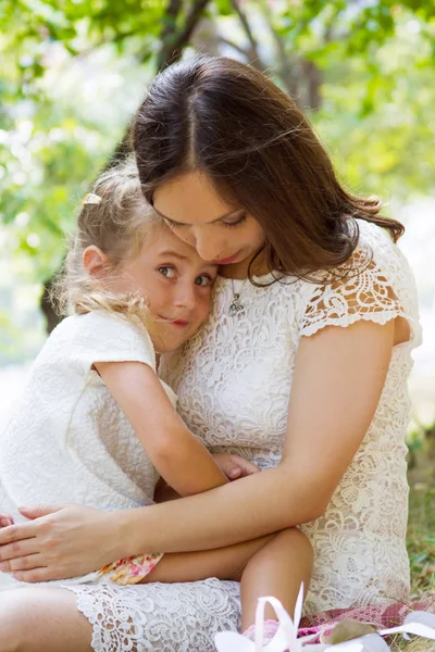 Madre e hija abrazando — Foto de Stock