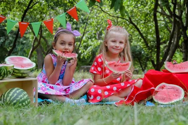 Gelukkig meisjes eten watermeloen — Stockfoto