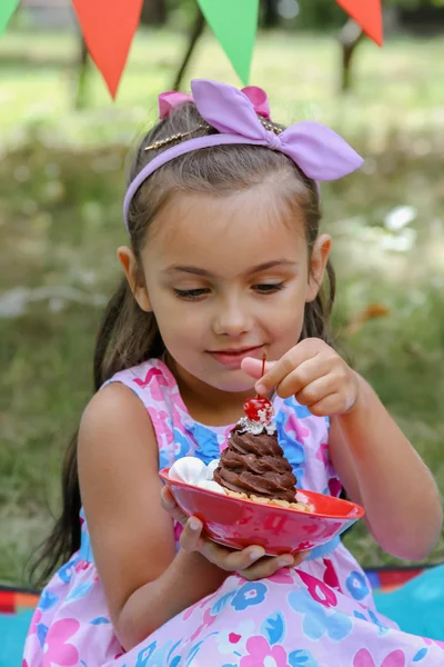 Chica sosteniendo delicioso pastel con cereza —  Fotos de Stock