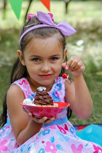 Meisje met heerlijke taart met cherry — Stockfoto