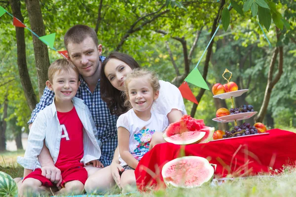 Familj med två barn på vattenmelon picknick — Stockfoto