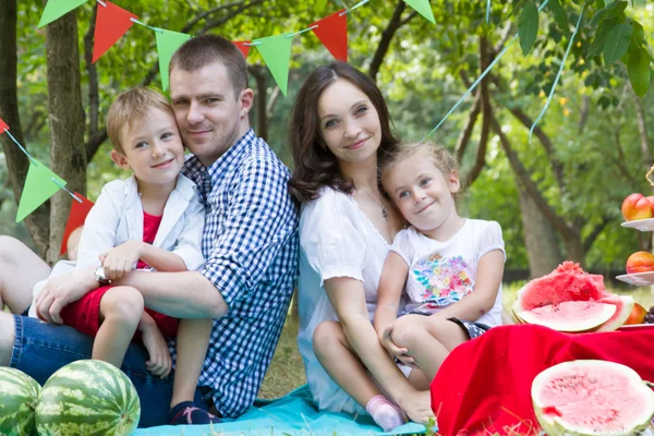Familj med barn på vattenmelon picknick — Stockfoto