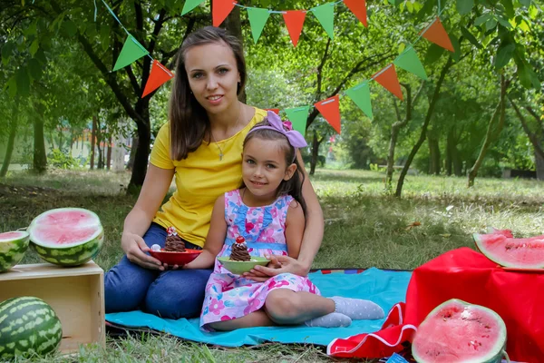 Moeder en dochter hebben zomerpicknick — Stockfoto