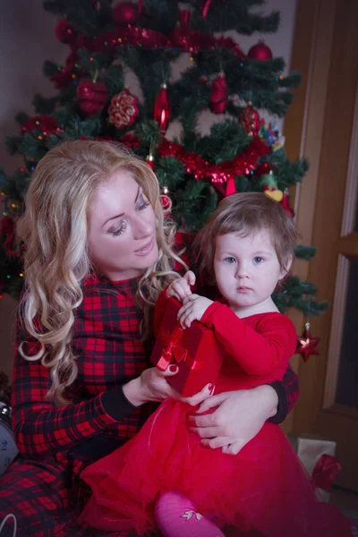 Madre y niña bajo el árbol de Navidad — Foto de Stock