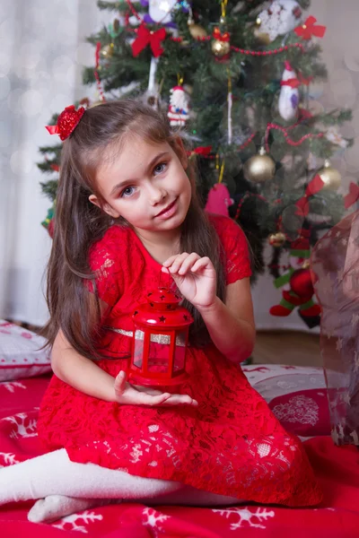 Chica con linterna roja —  Fotos de Stock