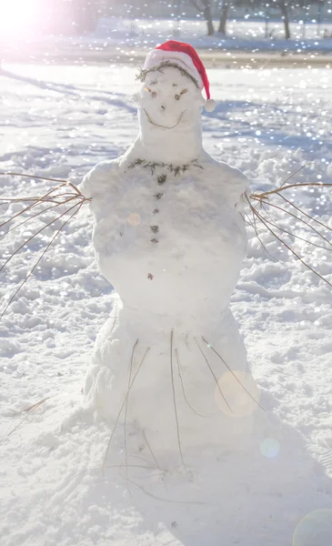 Muñeco de nieve con gorra roja — Foto de Stock