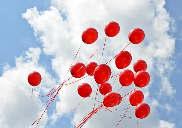 Gökyüzü üzerinde kırmızı balonlar