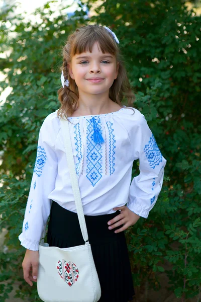 Porträt eines lächelnden hübschen Mädchens Schulmädchen in nationalen ukraini — Stockfoto