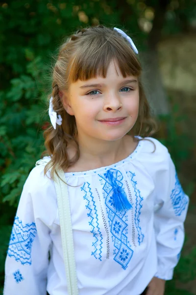 Portrét usmívající se hezká holka školačka v národním Ukraini — Stock fotografie