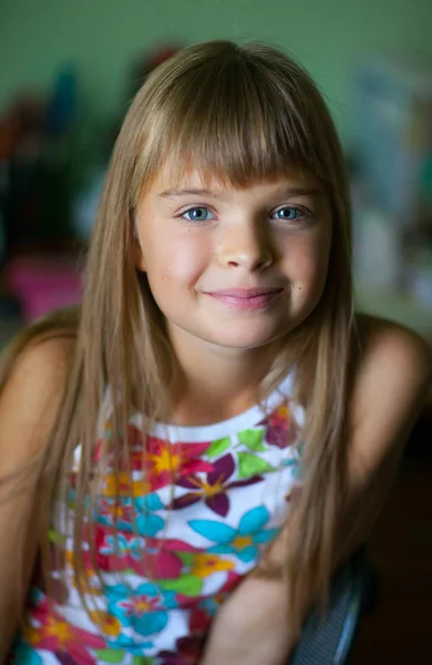 Portrét s úsměvem Krásná dospívající dívky s dlouhými vlasy — Stock fotografie
