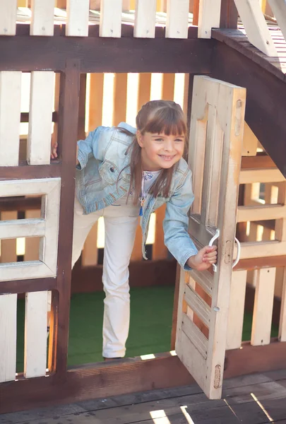 Mignonne fille jouer à la cour de récréation — Photo