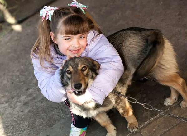 Pequeña linda chica abrazando a su perro —  Fotos de Stock