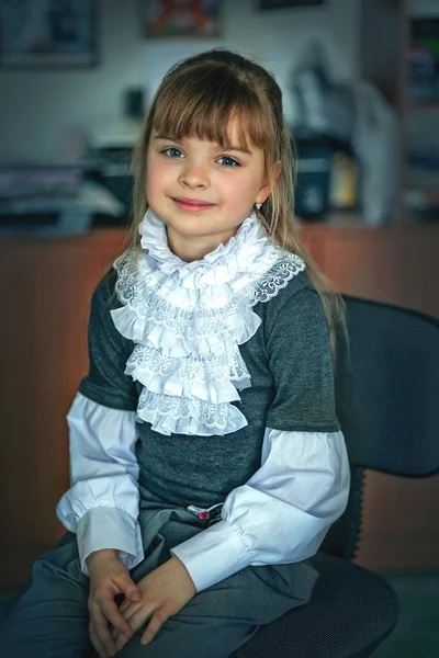 S uzun saçlı gülümseyen güzel bir genç kız portresi — Stok fotoğraf