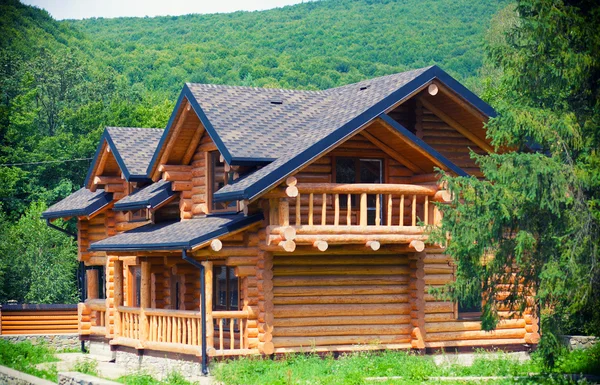 Karpatlar'ın ahşap evde